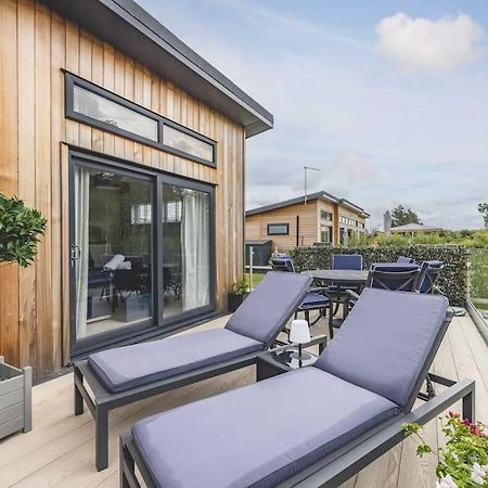 Luxury Lodge With Hot Tub In Windsor Marina Esterno foto