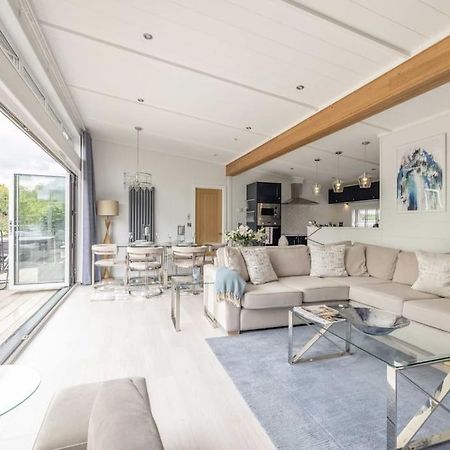 Luxury Lodge With Hot Tub In Windsor Marina Esterno foto