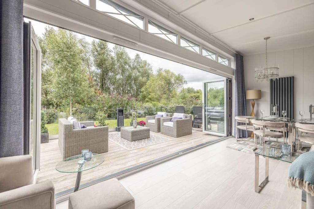 Luxury Lodge With Hot Tub In Windsor Marina Esterno foto