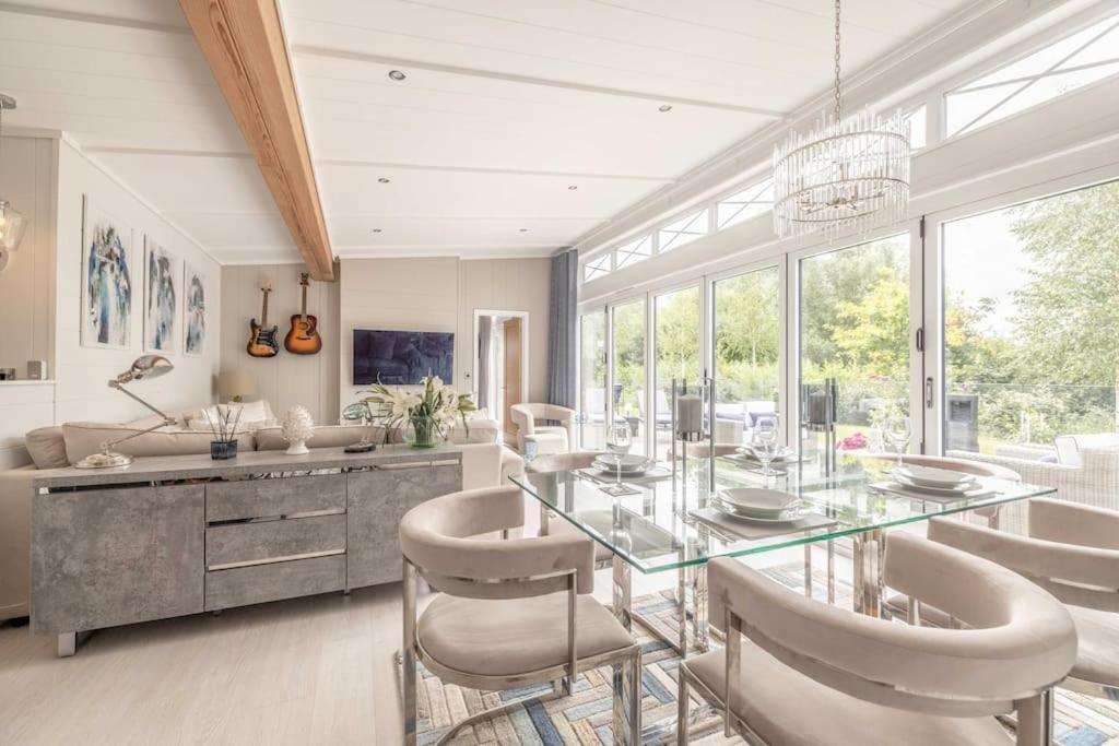 Luxury Lodge With Hot Tub In Windsor Marina Esterno foto