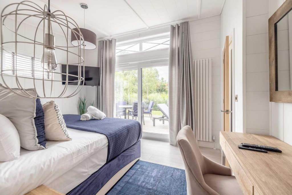Luxury Lodge With Hot Tub In Windsor Marina Esterno foto