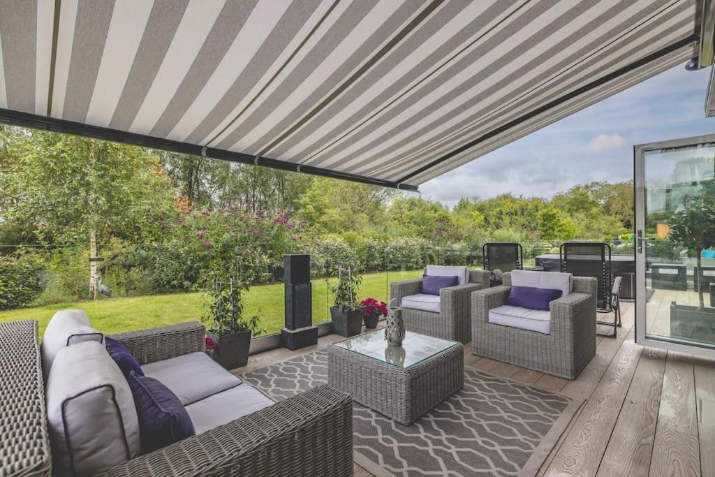 Luxury Lodge With Hot Tub In Windsor Marina Esterno foto