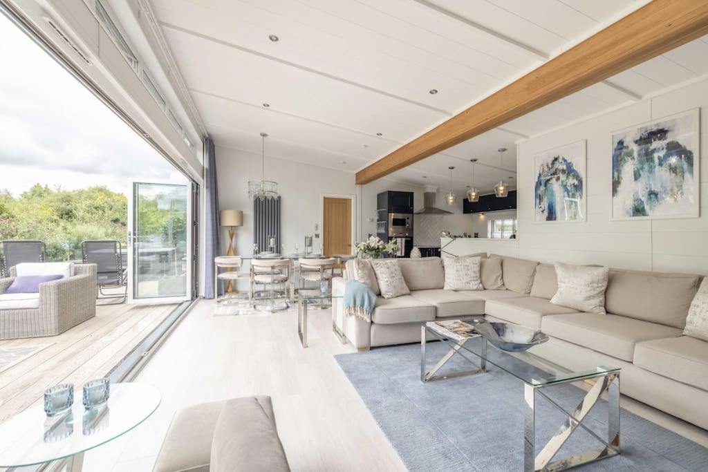 Luxury Lodge With Hot Tub In Windsor Marina Esterno foto