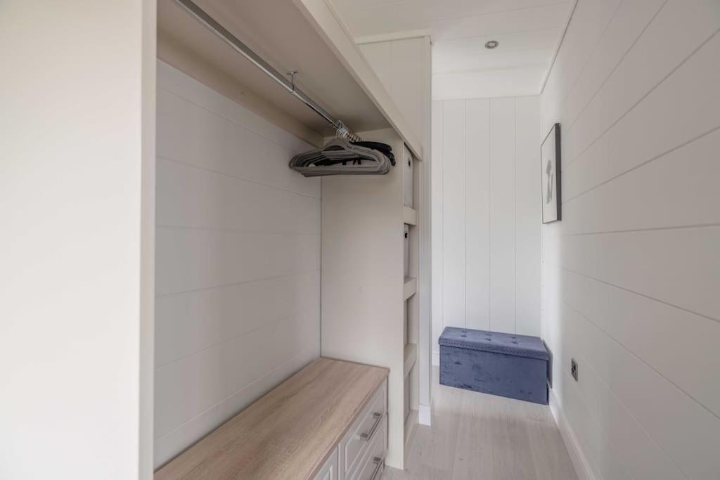 Luxury Lodge With Hot Tub In Windsor Marina Esterno foto