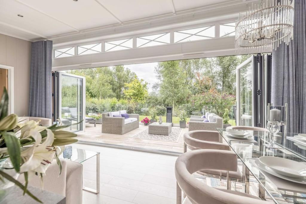 Luxury Lodge With Hot Tub In Windsor Marina Esterno foto