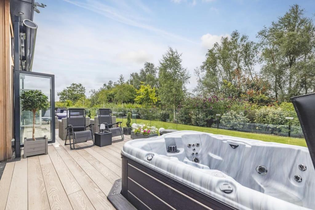 Luxury Lodge With Hot Tub In Windsor Marina Esterno foto