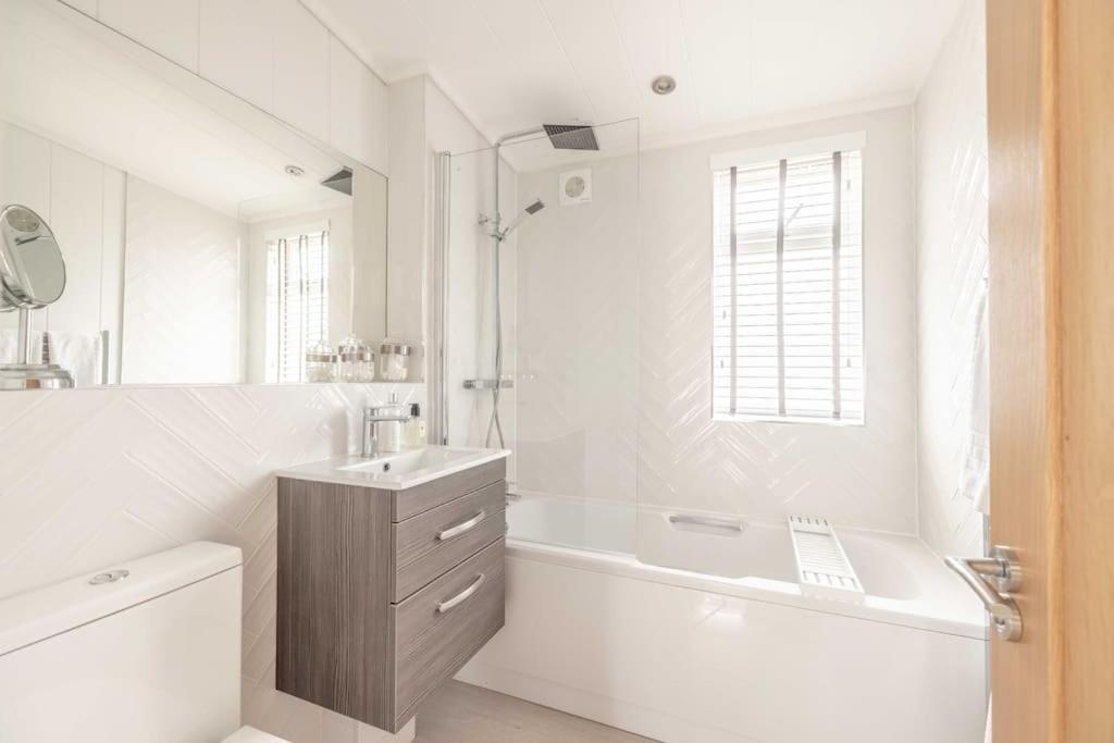 Luxury Lodge With Hot Tub In Windsor Marina Esterno foto