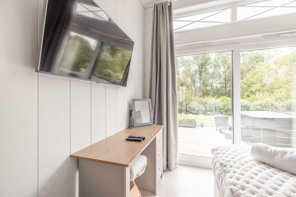 Luxury Lodge With Hot Tub In Windsor Marina Esterno foto