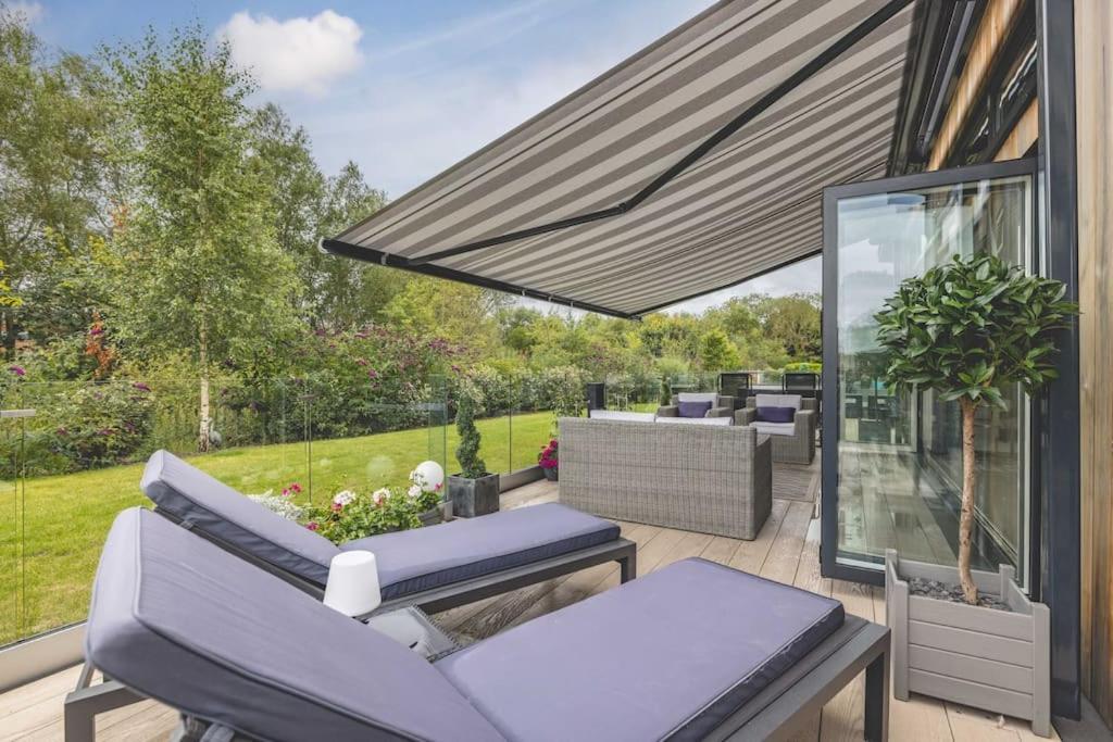Luxury Lodge With Hot Tub In Windsor Marina Esterno foto